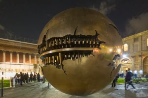 “Sfera” van Arnaldo Pomodoro bij nacht